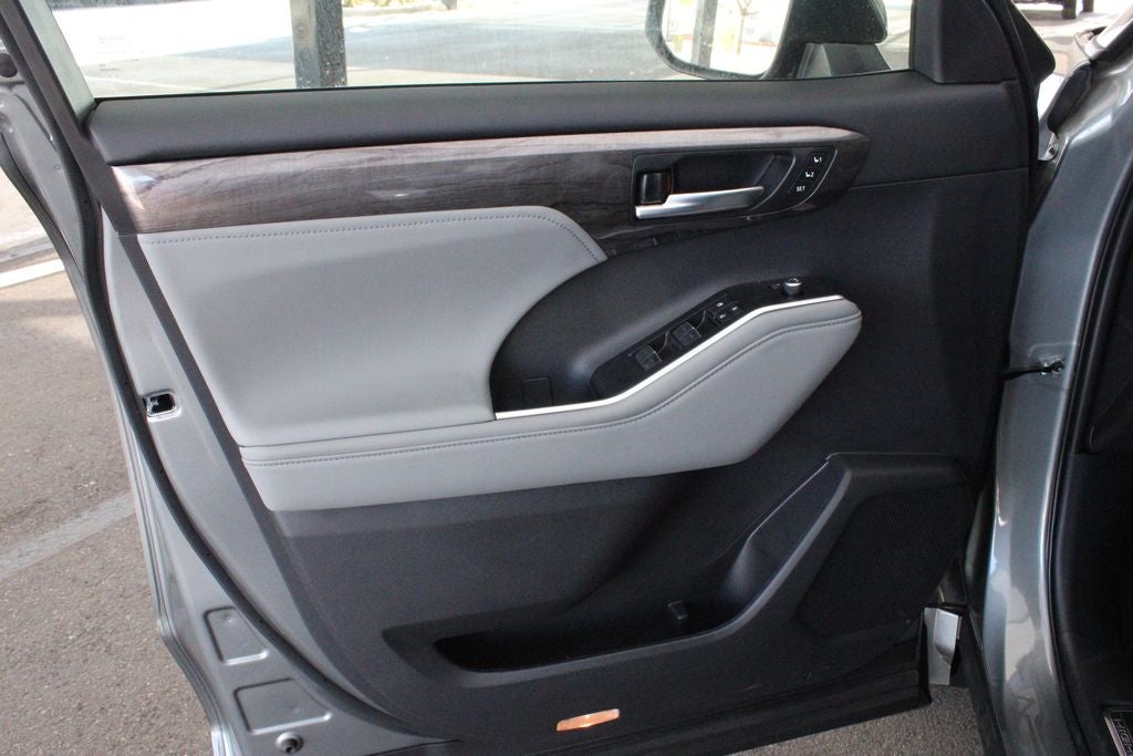 2026 Toyota Highlander Hybrid Platinum