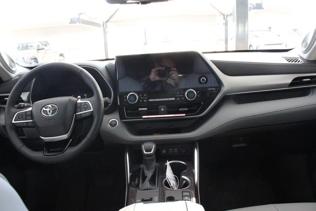 2026 Toyota Highlander Hybrid Platinum