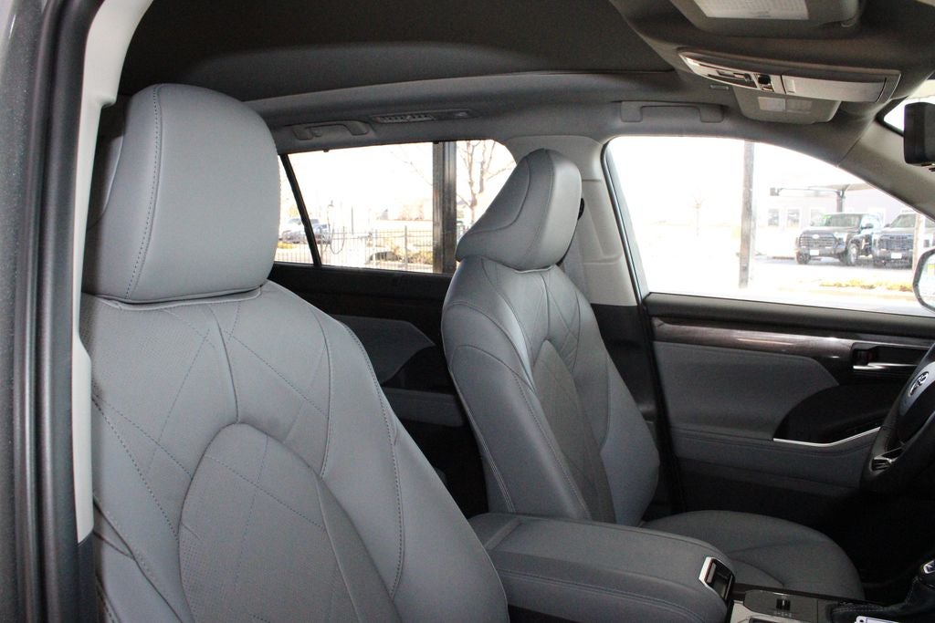 2026 Toyota Highlander Hybrid Platinum