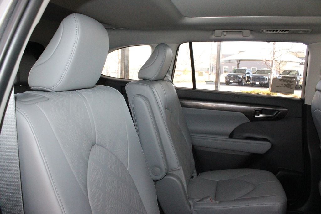 2026 Toyota Highlander Hybrid Platinum