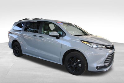 2025 Toyota Sienna Woodland Edition 7 Passenger