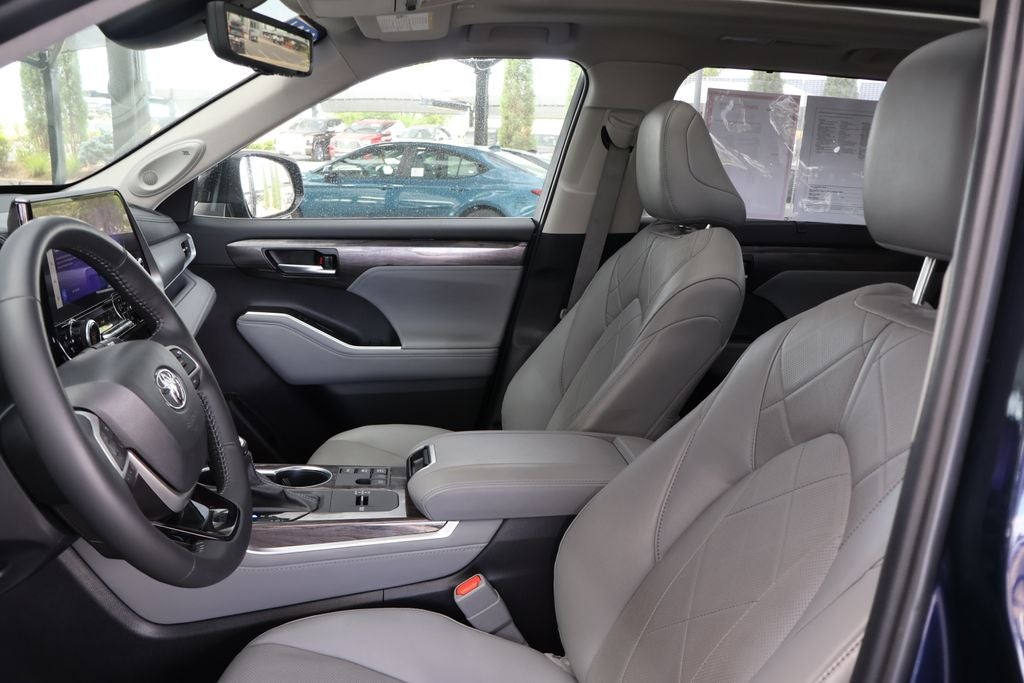 2024 Toyota Highlander Hybrid Platinum